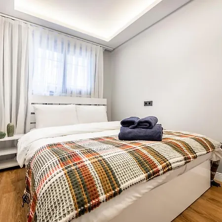 Inviting 1br Flat With Ac In Cihangir District Διαμέρισμα Κωνσταντινούπολη