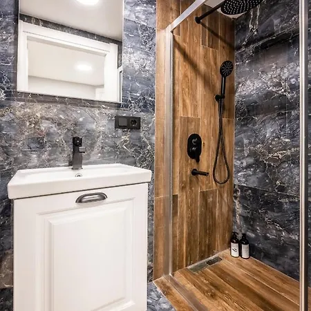 Inviting 1br Flat With Ac In Cihangir District Διαμέρισμα Κωνσταντινούπολη